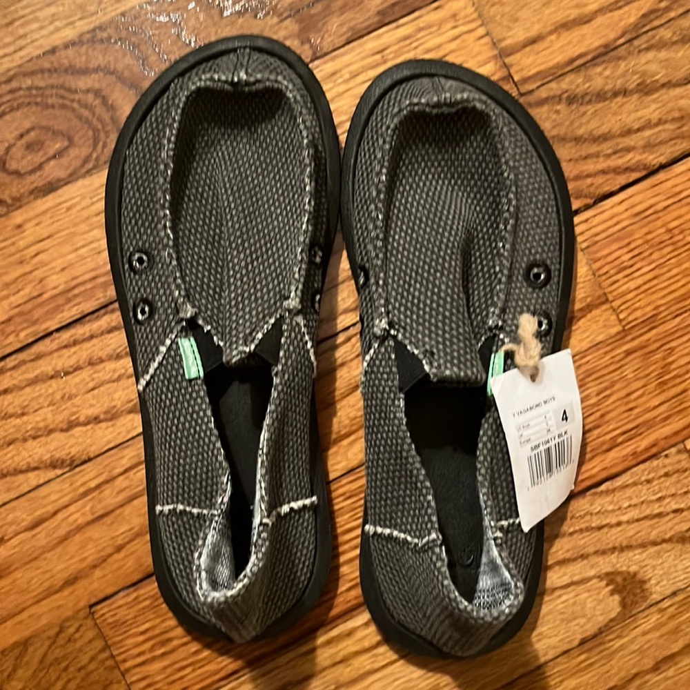 NWT Yourh Sanuk Vagabond shoes- size 4